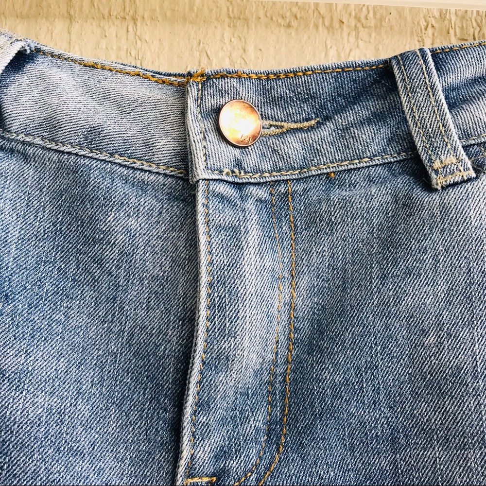 Forever 21 Women's Distressed Light Stain Jean Shorts Size 29 - Picture 5 of 8